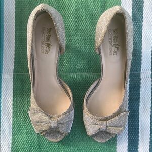 🎉✨ Coach and Four Sparkling Silver and Gold Bow Peep Closed Toe Heels Size 9 EUC